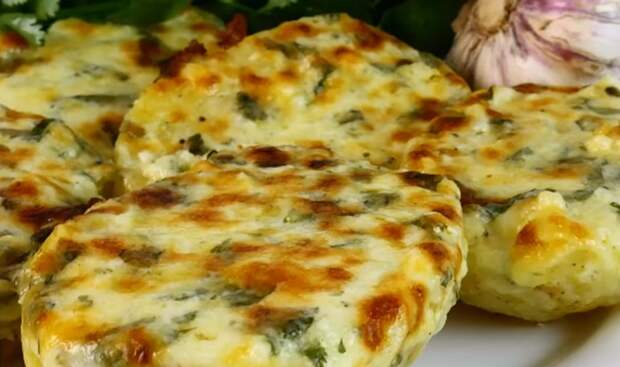 Чесночная картошка с сыром: готовим в духовке