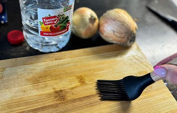 Зачем смазывать разделочную доску уксусом: 11 советов для хозяек, которые ценят свое время на кухне