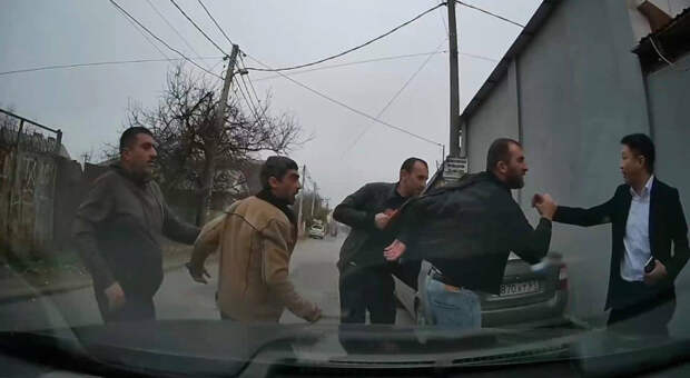 photo_2025-11-11_14-37-13 В Ростовской области таксист-кореец отправил в нокаут армянина, который с собратьями напал на него