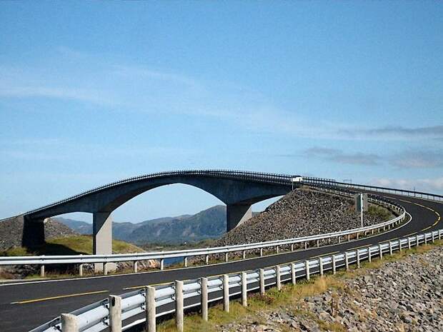 Сторсезандетский мост (Storseisundet bridge) в Норвегии