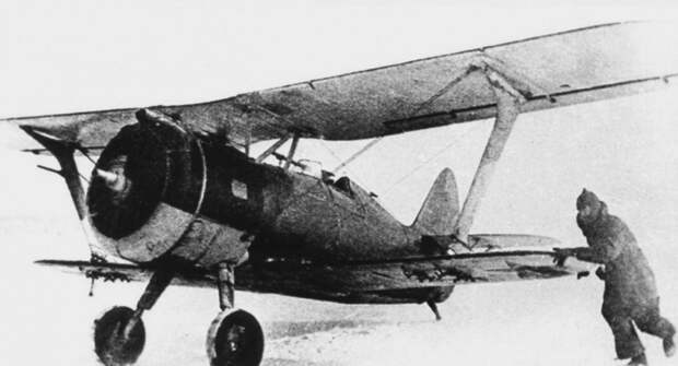 Советский штурмовик И-15бис выруливает на взлет во время советско-финской войны