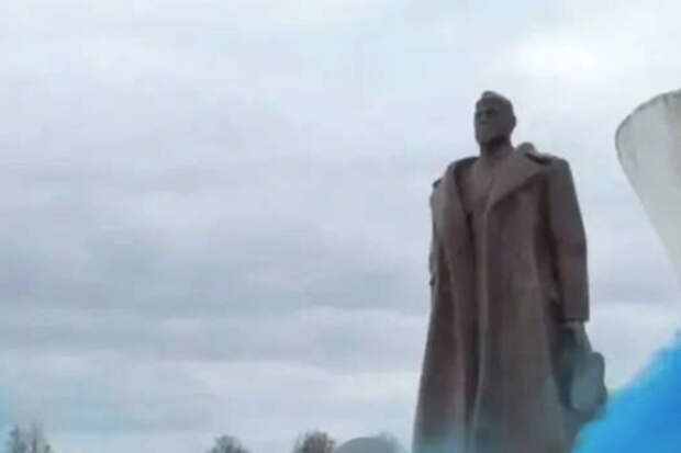 СК возбудил дело по факту осквернения памятника Жукову в Калужской области