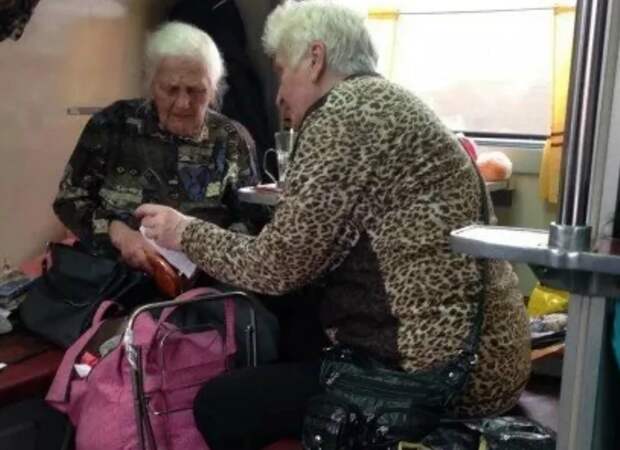 Бабушки в поезде