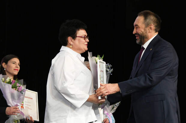 Алексей Песошин наградил победителей республиканского конкурса «Женщина года»