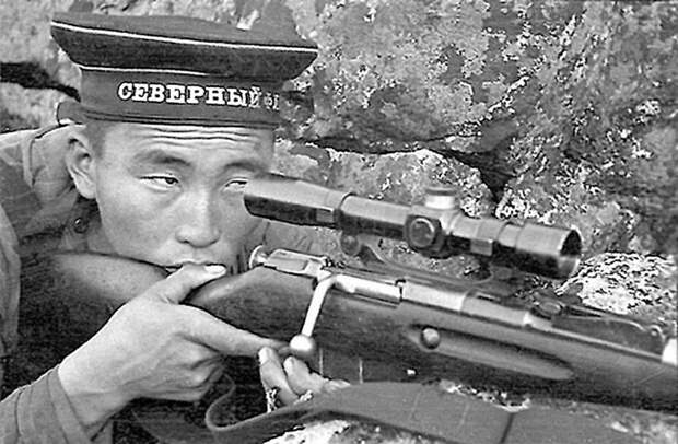 Радна Аюшеев, снайпер 63-й БРМП. Фото сделано во время Петсамо-Киркенесской операции. Только во время этой операции Радна Аюшеев уничтожил 25 гитлеровцев. Пропал без вести. Великая Отечественная война, СССР, история