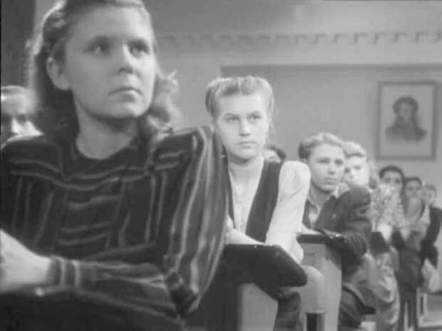 Роза Макагонова в своем первом фильме – *Сельская учительница*, 1947 | Фото: biographe.ru Роза Макагонова в своем первом фильме – *Сельская учительница*, 1947 | Фото: biographe.ru