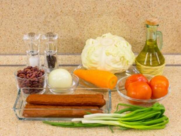 Капуста, тушенная с фасолью и охотничьими колбасками. Ингредиенты
