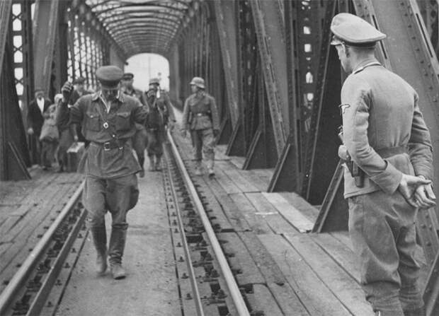 captured_redarmy_officers_przemysl_1941.4r5nbw5uqq68k0o40ggc0sgsg.ejcuplo1l0oo0sk8c40s8osc4.th.jpeg