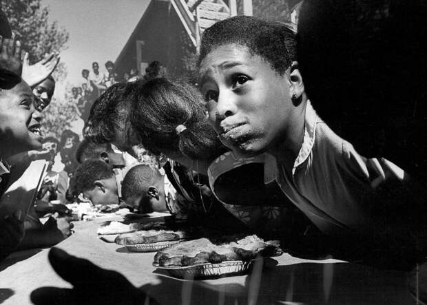 История конкурсов по скоростному поеданию пищи