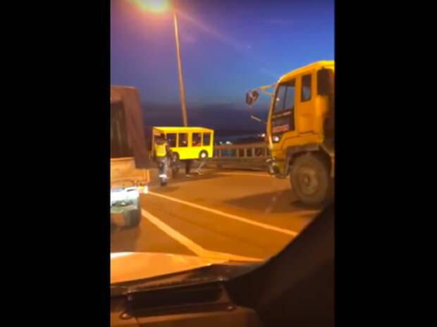 Четверо мужчин прикинулись желтым автобусом, чтобы пройти мост (видео)