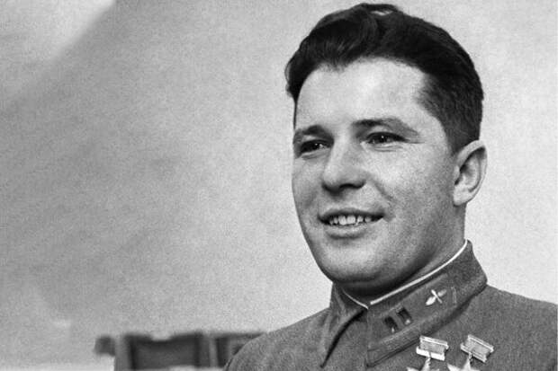 Две звезды героя в один день : легендарный советский летчик.