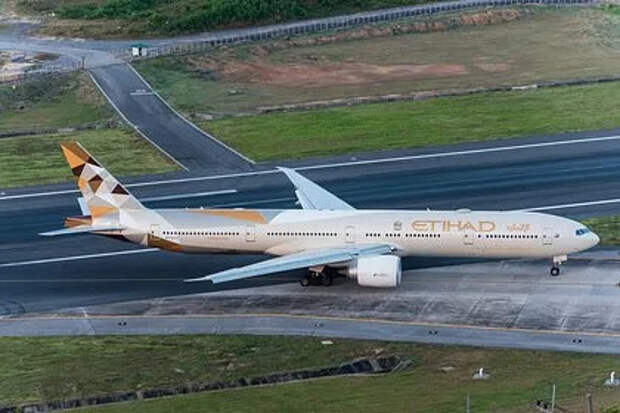 Следовавший в Таиланд самолет попал в турбулентность и вызвал панику на земле