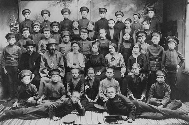 Как менялась школьная форма в России за последние 100 лет