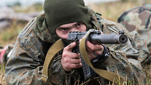 Российский военнослужащий во время совместных учений ВДВ России, Белоруссии и Сербии Славянское братство-2016 в Сербии
