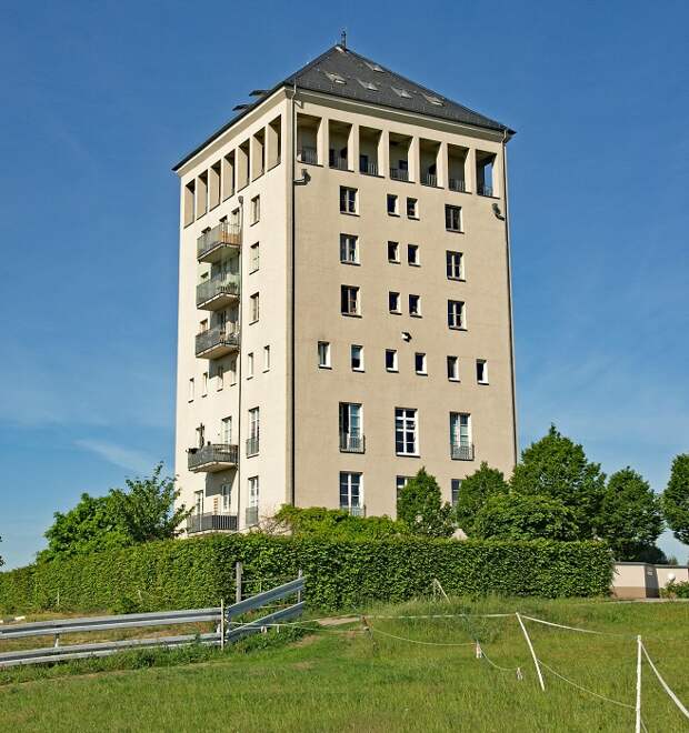 Водонапорная башня расположена на вершине самого высокого холма, откуда открывается захватывающий вид на город и природную зону (Wasserturm Klotzsche, Дрезден). | Фото: beruehrungspunkte.de.