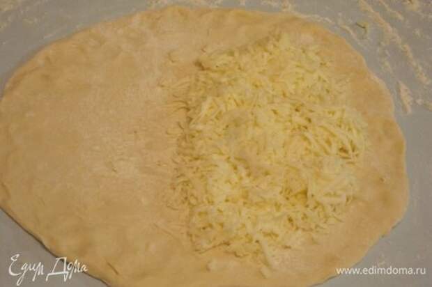 На одну часть получившегося круга выложить тертый сыр сулугуни.