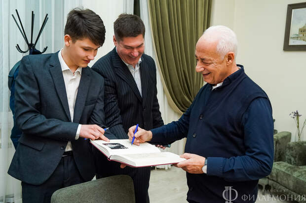 Владимир Спиваков передал рязанской музыкальной школе скрипку Муанеля