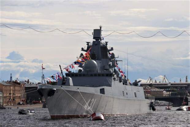 Генеральная репетиция парада ВМФ в Петербурге впечатлила военной мощью