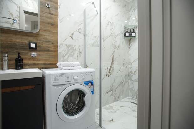 В Красноярске мужчина принял душ в гостях и был арестован за символы на теле