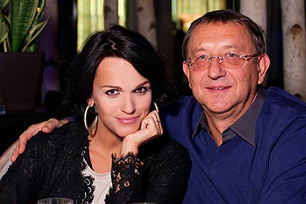 От кого родила двоих дочерей певица Слава?