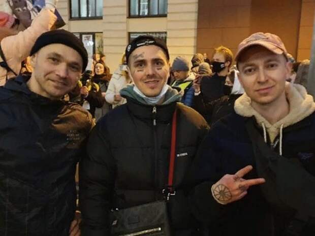 Рэперы Оксимирон, Фейс, Влади и Noize MC вышли на несанкционированный митинг в Москве (ВИДЕО)