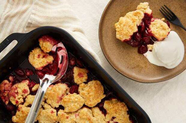 Коблер с ягодами. \ Фото: hips.hearstapps.com. Коблер с ягодами. \ Фото: hips.hearstapps.com.