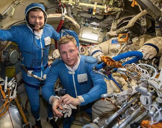 Космонавты Роскосмоса Олег Кононенко и Сергей Прокопьев готовятся к выходу в открытый космос