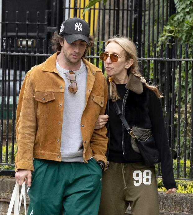 35-летнего Аарона Тейлора‑Джонсона засняли за публичным поцелуем с 59-летней супругой