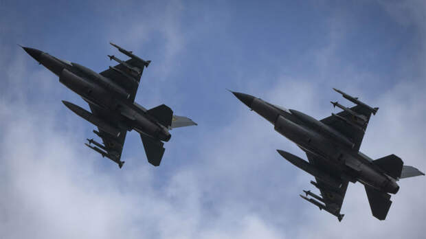 Трамп заявил о спасении в Иране пилота сбитого истребителя-бомбардировщика