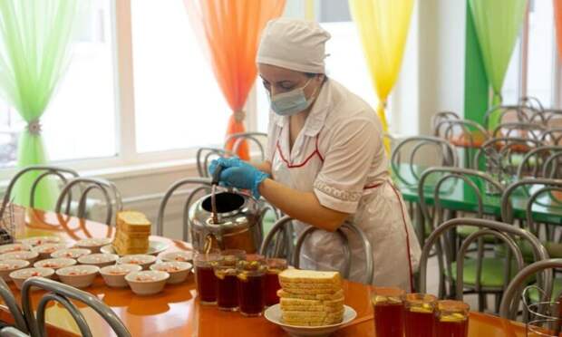 Министр Кравцов: число жалоб на горячее питание в школах уменьшилось почти в 20 раз