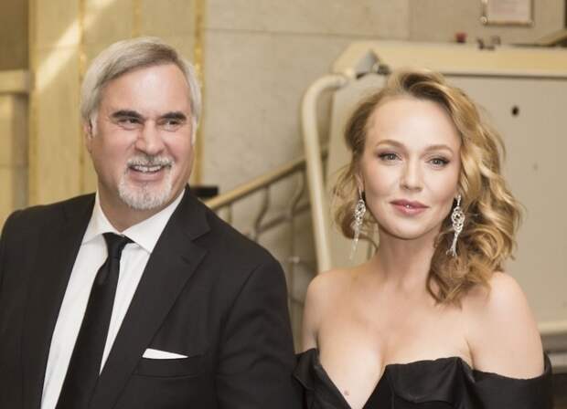 Без макияжа и фильтров: Джанабаева показала редкие кадры с мужем и детьми