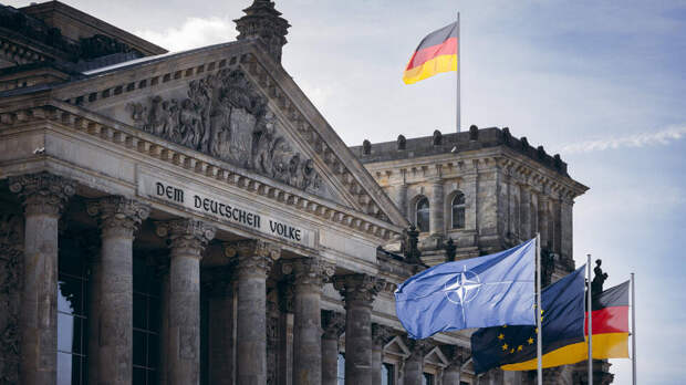 Германия отмечает 75-летие конституции в роли вассала США