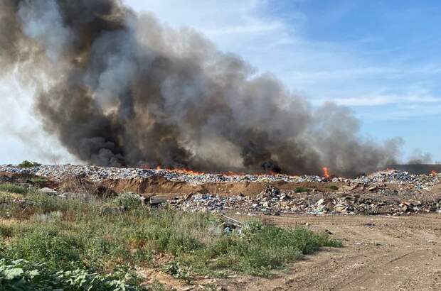 Районная свалка отходов горит на севере Астраханской области