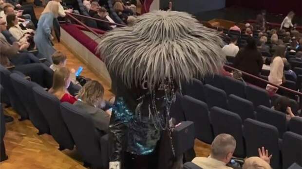 Российского модельера прозвали пляжным зонтом из-за образа для похода в театр