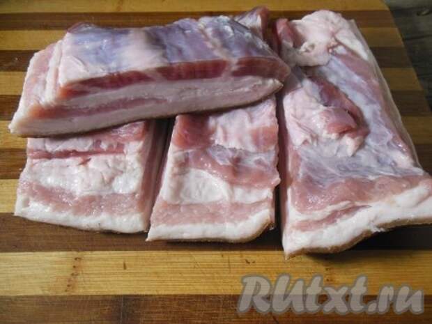 Нарежьте кусок сала на небольшие кусочки шириной 5-7 см. 