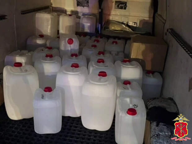 В Колпино нашли авто с более чем 400 литрами неизвестного алкоголя