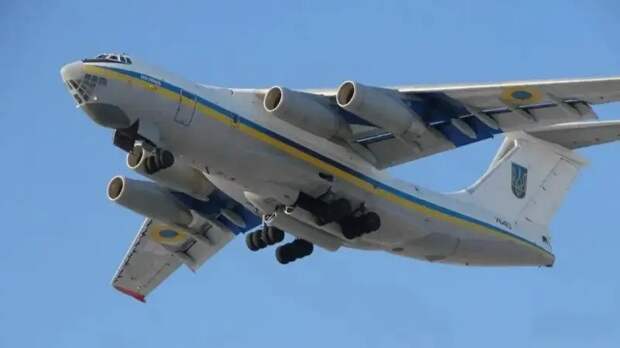 Транспортник ВСУ с грузом оружия попал под удар «Гераней» на аэродроме в