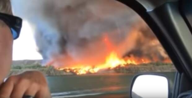 Огненное торнадо: в США сняли на видео жутковатый пожар