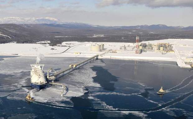 На фото: СПГ-завод проекта «Сахалин-2».