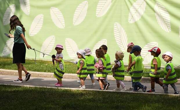 Детская группа во время прогулки в Саду имени Н. Э. Баумана в Москве