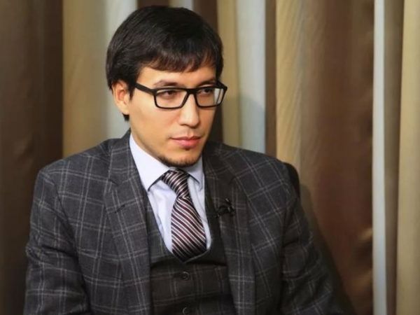 Политолога Дмитрия Абзалова многие российские телезрители нередко видят в студиях передач, где проходят дискуссии, посвящённые вопросам политики и экономики.-3-2