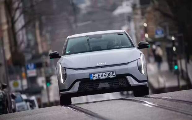 Как едет хэтчбек Kia EV4 GT-Line, который пытается быть кроссовером