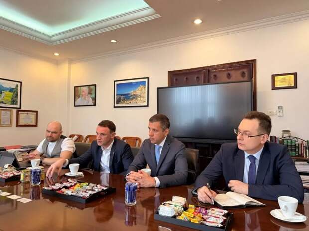 Тюменская делегация во Вьетнаме обсуждает культуру, нефтесервис и образование