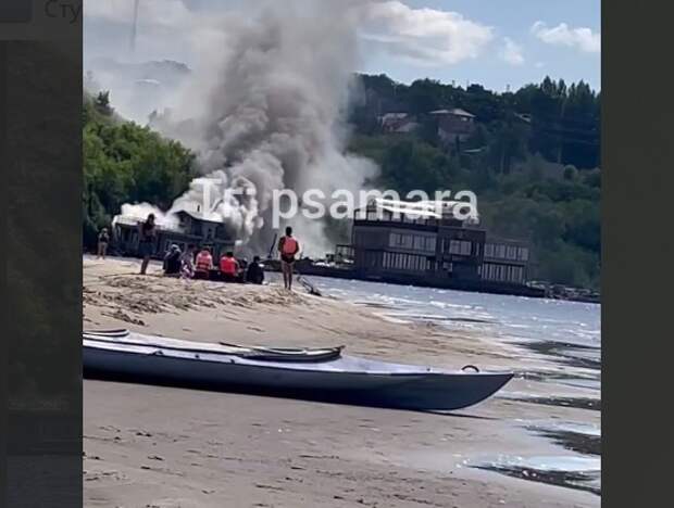 В Самаре в Студеном овраге сгорела плавучая баня