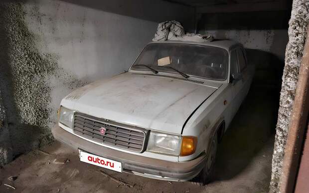 Почти новая Волга образца 1994 года с красным салоном ищет владельца
