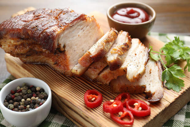 Почти 50% опрошенных россиян периодически ограничивают мясо на месяц