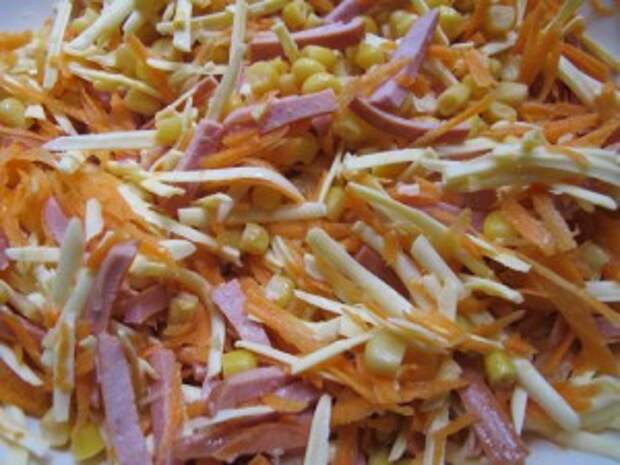 Морковный салат с сыром, кукурузой, колбасой и чесноком 