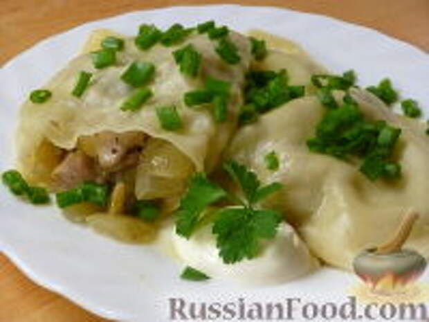 Фото к рецепту: Конверты с курицей, луком и грибочками