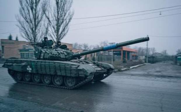 На фото: украинские военные в Бахмуте