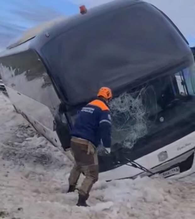 Срочно! Автобус межгород из Новороссийска - лобовое ДТП: пассажиры и водитель заблокированы